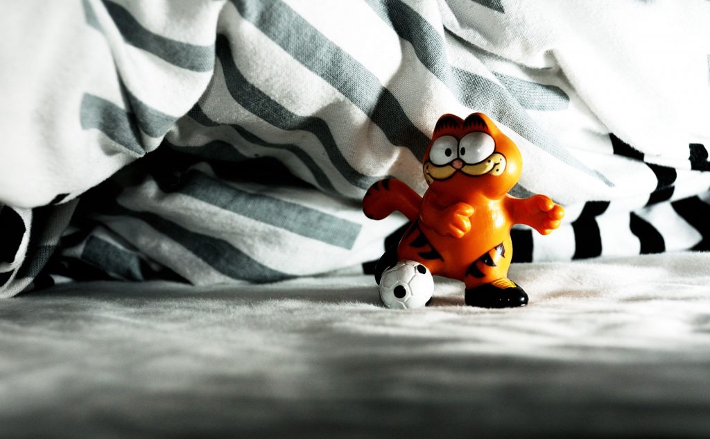 Garfield spielt Fußball unter der Bettdecke
