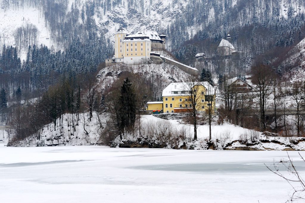 Schloss Klaus im Winter