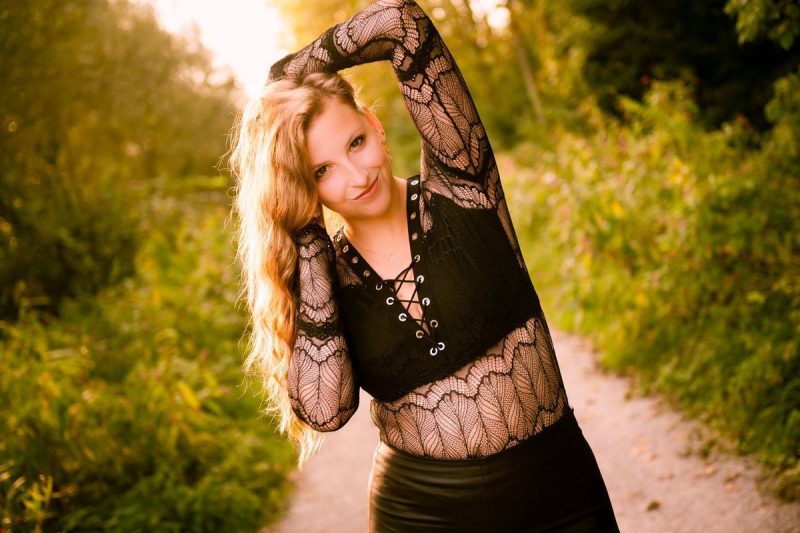 Entspanntes Fotoshooting in der Natur mit Viktoria