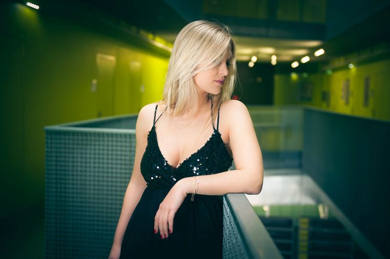 Freies TFP-Fotoshooting mit Karola in Linz in urbaner Architektur